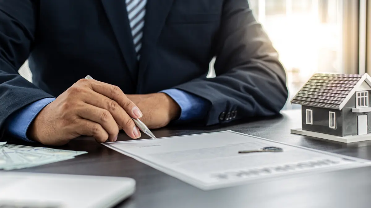 Ambiente profissional para artigo sobre contratos imobiliários